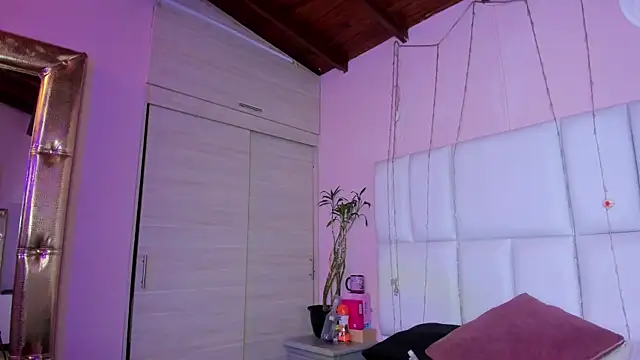 Snapshot of kiana_cream chatting on 09.25.25 kiana cream online show from 09.25.25