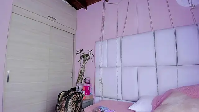 Snapshot of kiana_cream chatting on 09.26.25 kiana cream online show from 09.26.25