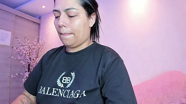 Snapshot of kiana_cream chatting on 10.11.25 kiana cream online show from 10.11.25