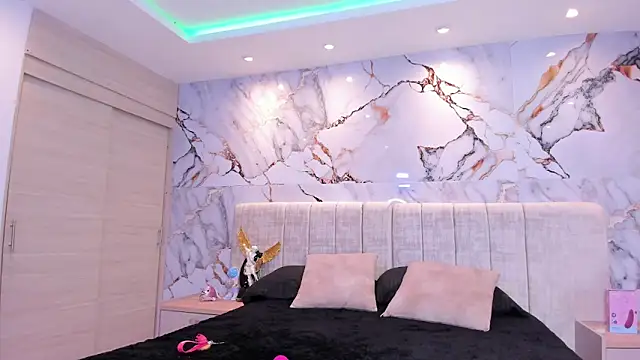 Snapshot of kiana_cream chatting on 11.05.25 kiana cream online show from 11.05.25