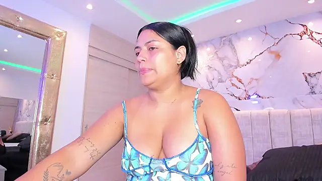 Snapshot of kiana_cream chatting on 11.07.25 kiana cream online show from 11.07.25