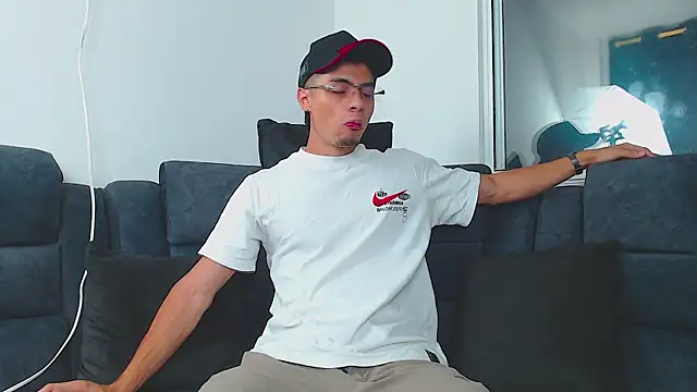 Stiven CL online show from 02.22.25