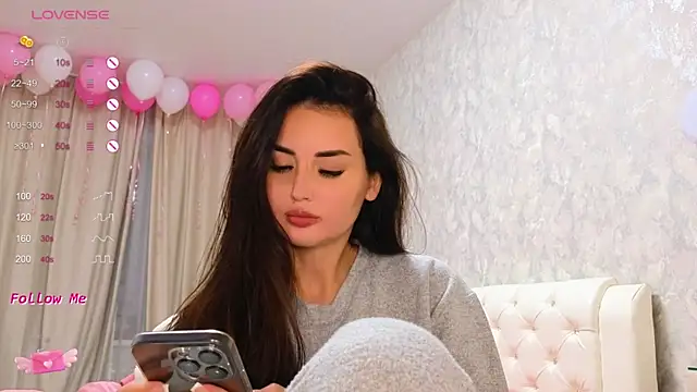 Snapshot of LaraSkinny chatting on 12.10.24 LaraSkinny online show from 12.10.24