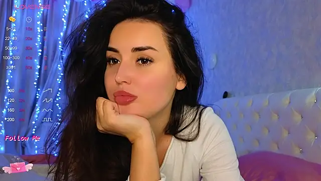 Snapshot of LaraSkinny chatting on 12.17.24 LaraSkinny online show from 12.17.24