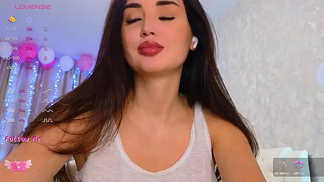 Snapshot of LaraSkinny chatting on 12.19.24 LaraSkinny online show from 12.19.24