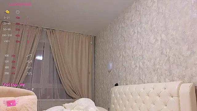 Snapshot of LaraSkinny chatting on 02.19.25 LaraSkinny online show from 02.19.25