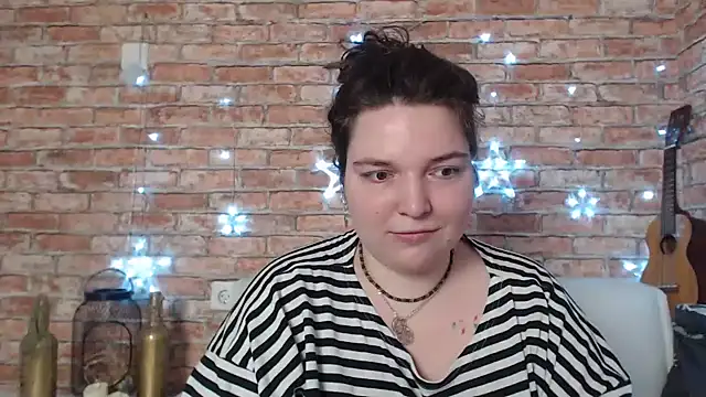 Amelia Kiss  online show from 12.21.24