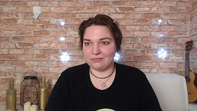 Amelia Kiss  online show from 12.30.24
