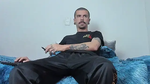 Snapshot of Aaron_BigDickxxx chatting on 10.21.25 Aaron BigDickxxx online show from 10.21.25