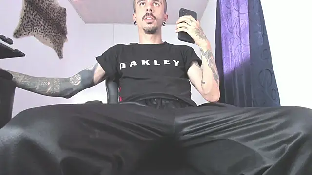 Snapshot of Aaron_BigDickxxx chatting on 06.01.26 Aaron BigDickxxx online show from 06.01.26