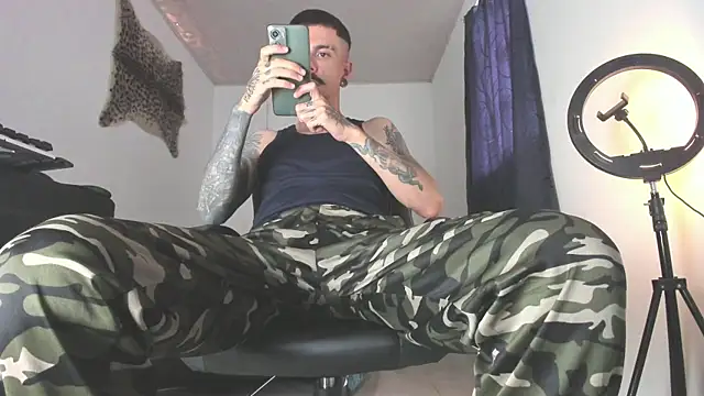 Snapshot of Aaron_BigDickxxx chatting on 07.30.26 Aaron BigDickxxx online show from 07.30.26