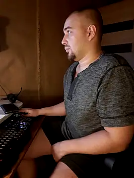 Snapshot of Foxyshaved chatting on 01.28.25 Foxyshaved online show from 01.28.25