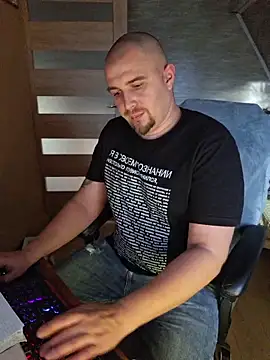 Snapshot of Foxyshaved chatting on 11.04.25 Foxyshaved online show from 11.04.25