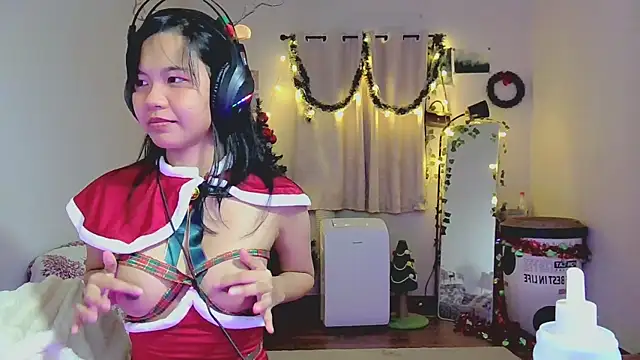 Snapshot of Kana_G chatting on 12.25.24 Kana G online show from 12.25.24