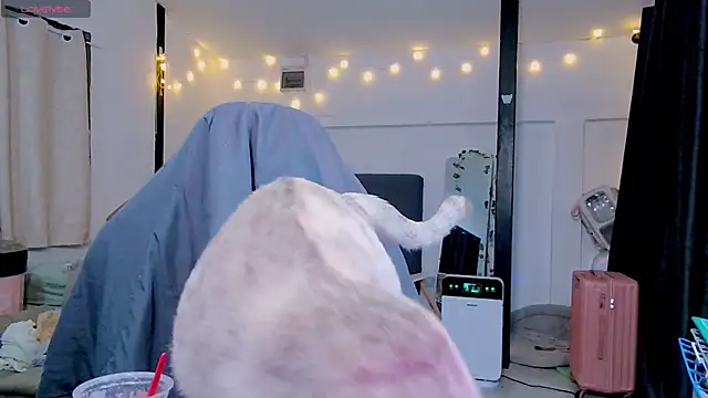 Snapshot of Kana_G chatting on 02.04.25 Kana G online show from 02.04.25