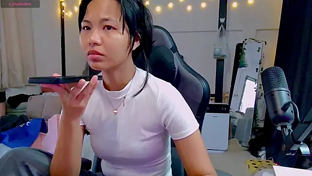 Snapshot of Kana_G chatting on 02.10.25 Kana G online show from 02.10.25