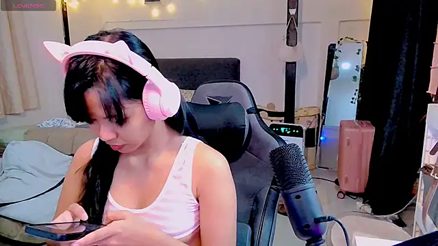 Snapshot of Kana_G chatting on 02.10.25 Kana G online show from 02.10.25