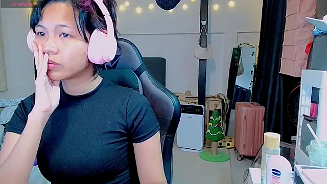 Snapshot of Kana_G chatting on 02.13.25 Kana G online show from 02.13.25