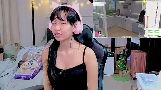 Snapshot of Kana_G chatting on 02.13.25 Kana G online show from 02.13.25