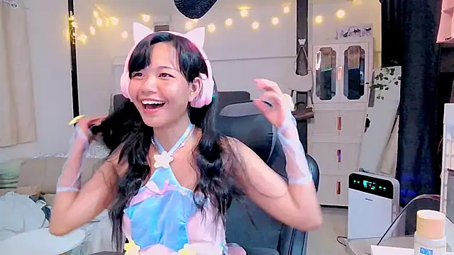 Snapshot of Kana_G chatting on 02.14.25 Kana G online show from 02.14.25