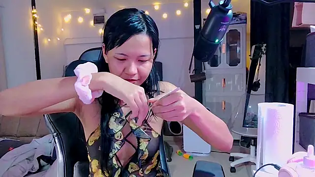 Snapshot of Kana_G chatting on 02.17.25 Kana G online show from 02.17.25