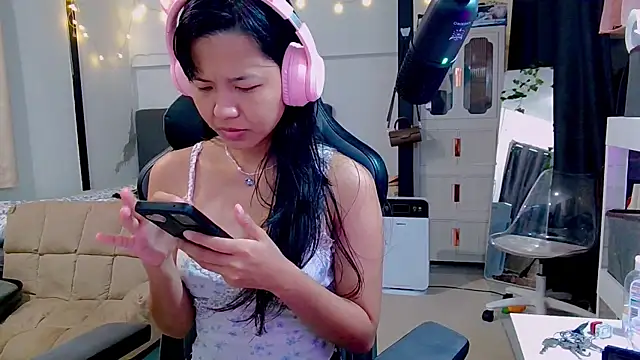 Snapshot of Kana_G chatting on 02.18.25 Kana G online show from 02.18.25