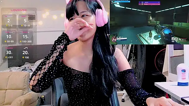 Snapshot of Kana_G chatting on 02.18.25 Kana G online show from 02.18.25