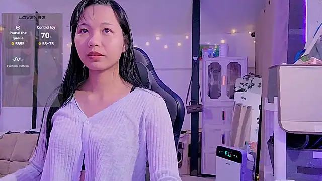 Snapshot of Kana_G chatting on 02.23.25 Kana G online show from 02.23.25