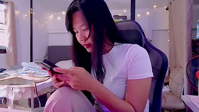 Snapshot of Kana_G chatting on 03.05.25 Kana G online show from 03.05.25