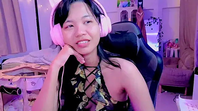 Snapshot of Kana_G chatting on 03.06.25 Kana G online show from 03.06.25