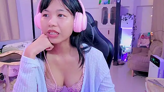 Snapshot of Kana_G chatting on 03.08.25 Kana G online show from 03.08.25