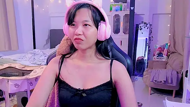 Snapshot of Kana_G chatting on 03.10.25 Kana G online show from 03.10.25