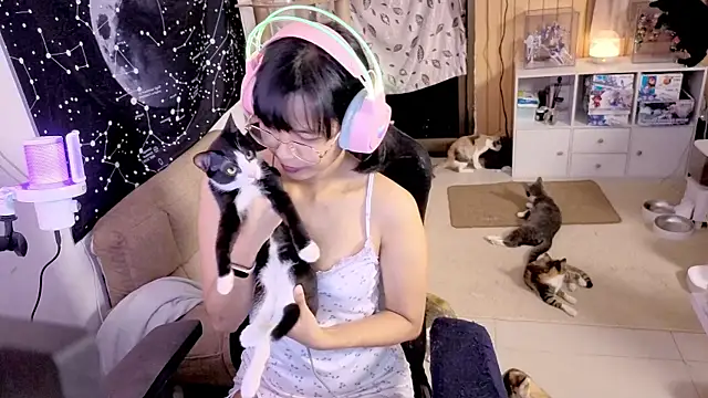 Snapshot of Kana_G chatting on 09.21.25 Kana G online show from 09.21.25