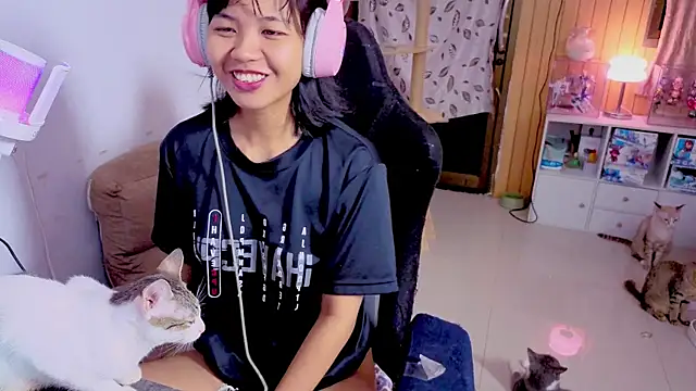 Snapshot of Kana_G chatting on 10.03.25 Kana G online show from 10.03.25