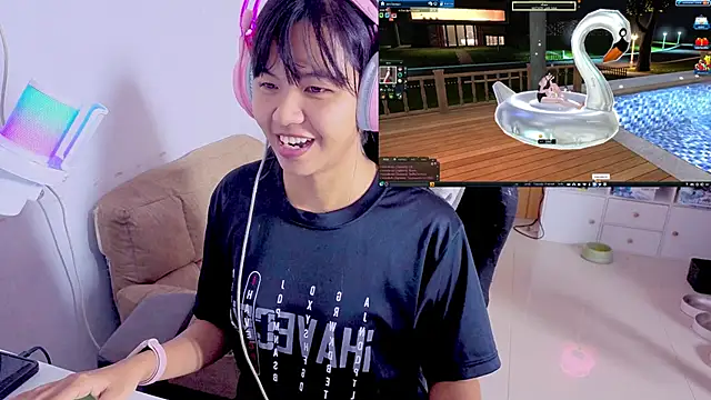 Snapshot of Kana_G chatting on 10.13.25 Kana G online show from 10.13.25