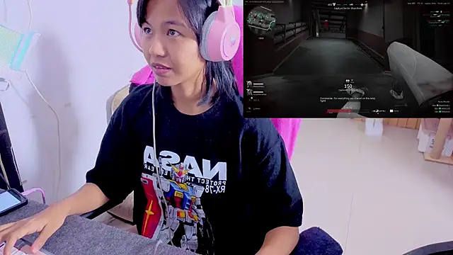 Snapshot of Kana_G chatting on 10.23.25 Kana G online show from 10.23.25