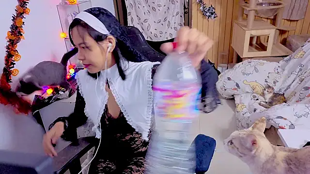 Snapshot of Kana_G chatting on 10.31.25 Kana G online show from 10.31.25