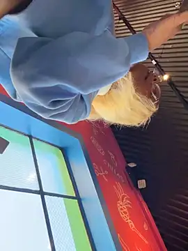 Snapshot of VixenCapri chatting on 11.06.25 VixenCapri online show from 11.06.25