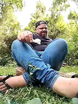 Snapshot of OFICINA_Simas-Turbo chatting on 10.25.25 OFICINA Simas-Turbo online show from 10.25.25