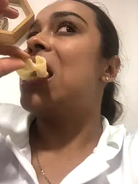 Snapshot of JuanaSimons chatting on 10.17.25 JuanaSimons online show from 10.17.25