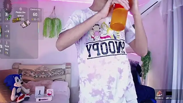 Snapshot of huge_armound chatting on 10.06.25 huge armound online show from 10.06.25