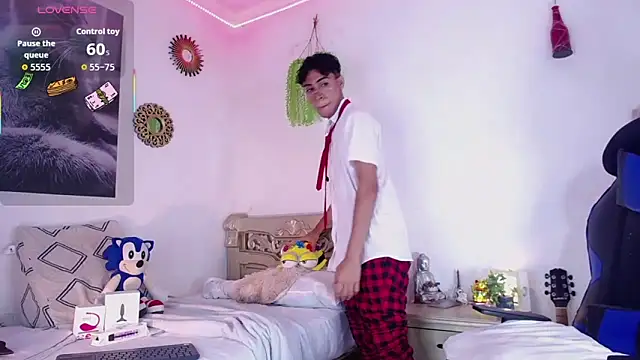 Snapshot of huge_armound chatting on 10.09.25 huge armound online show from 10.09.25