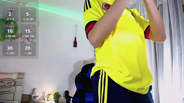 Snapshot of huge_armound chatting on 10.12.25 huge armound online show from 10.12.25