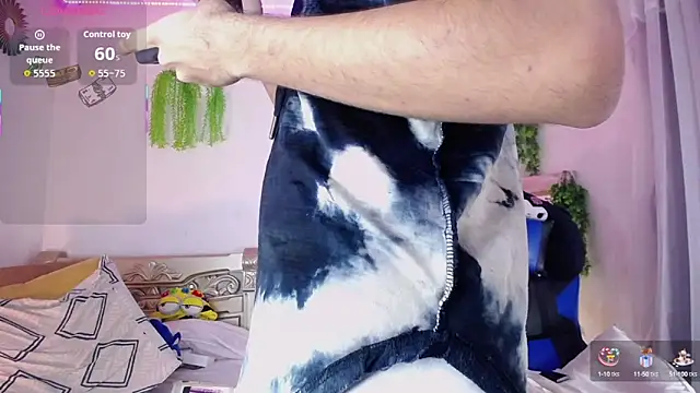 Snapshot of huge_armound chatting on 10.15.25 huge armound online show from 10.15.25