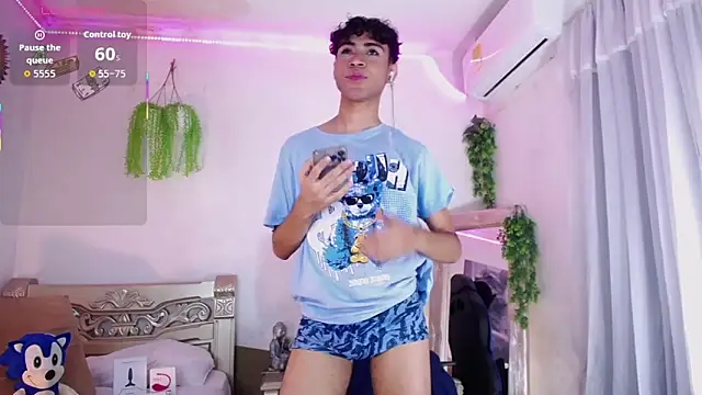 Snapshot of huge_armound chatting on 10.15.25 huge armound online show from 10.15.25