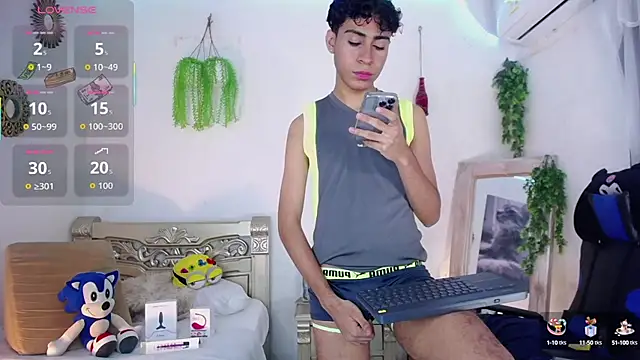 Snapshot of huge_armound chatting on 10.17.25 huge armound online show from 10.17.25