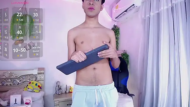 Snapshot of huge_armound chatting on 10.20.25 huge armound online show from 10.20.25