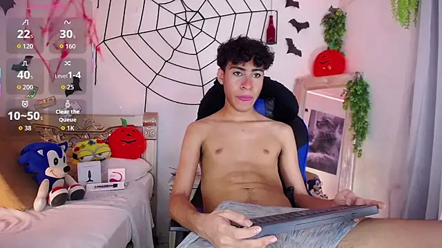 Snapshot of huge_armound chatting on 10.25.25 huge armound online show from 10.25.25