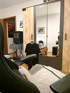 Snapshot of noidentiti chatting on 03.21.25 noidentiti online show from 03.21.25