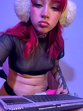 Snapshot of IrisMagiic chatting on 11.18.25 IrisMagiic online show from 11.18.25